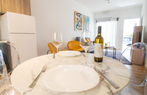 Oroklini Apartamento | Modern 2BR Steps from Beach
