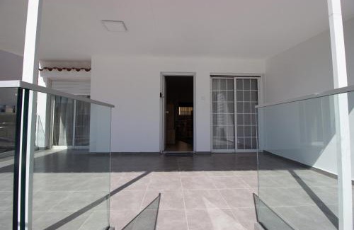 Oroklini Apartamento | Modern 2BR Steps from Beach