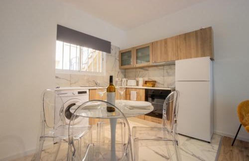 Oroklini Apartamento | Modern 2BR Steps from Beach