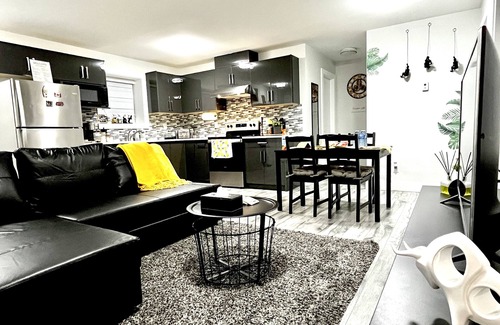 Delta Casa | Modern 2BR Suite with Kitchen, Close to Vancouver, Pet Friendly