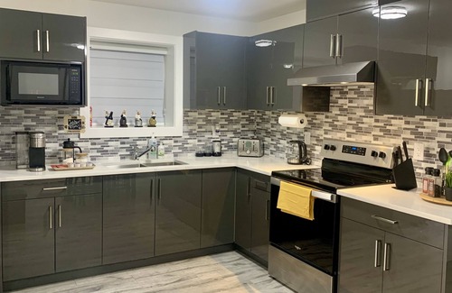 Delta Casa | Modern 2BR Suite with Kitchen, Close to Vancouver, Pet Friendly