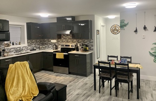 Delta Casa | Modern 2BR Suite with Kitchen, Close to Vancouver, Pet Friendly