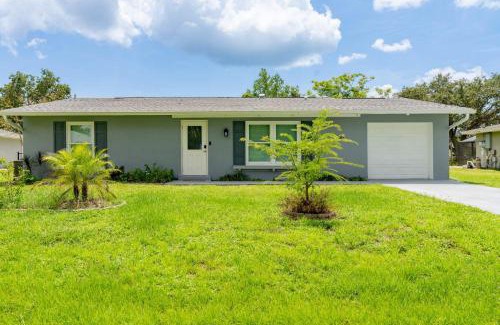 Port Charlotte Casa | Modern 2BR with Backyard near Beach & Harbor