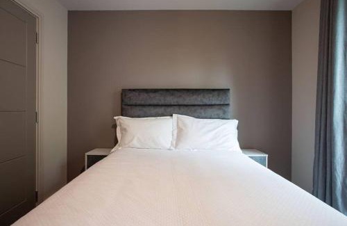 Belfast Apartamento | Modern 2BR with Balcony next to the City Airport BHD - Free Parking