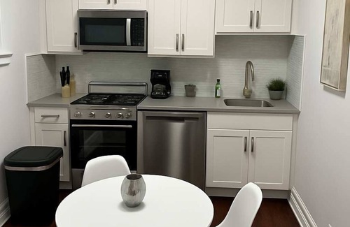 Boystown Apartamento | Modern 2BR with Reliable Wi-Fi