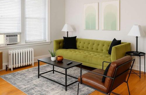 Boystown Apartamento | Modern 2BR with Reliable Wi-Fi - Roscoe 30