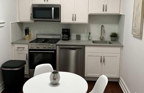 Boystown Apartamento | Modern 2BR with Reliable Wi-Fi - Roscoe 30