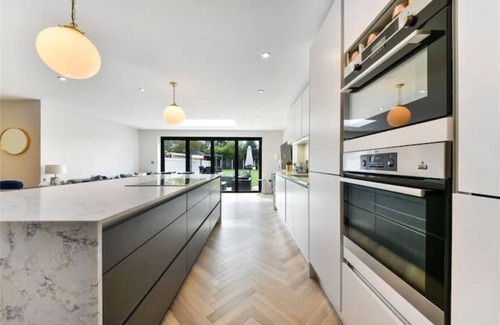Hersham Casa | Modern 3-4 Bed Entire Home, 35 mins to London