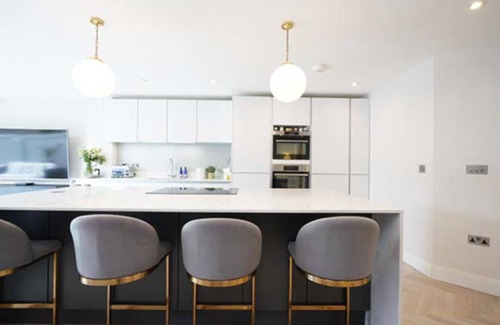 Hersham Casa | Modern 3-4 Bed Entire Home, 35 mins to London