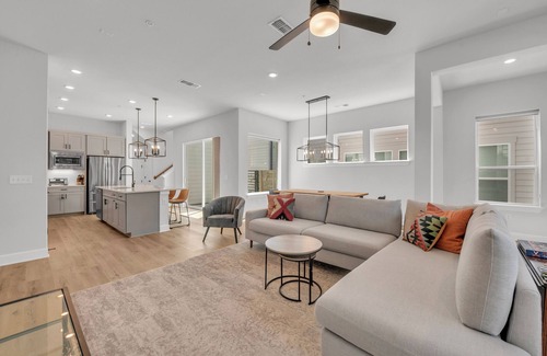 Mueller Casa | Modern 3 Bed/2.5 Bath Townhome in Trendy Mueller – Walk to Parks, Shops & Dining