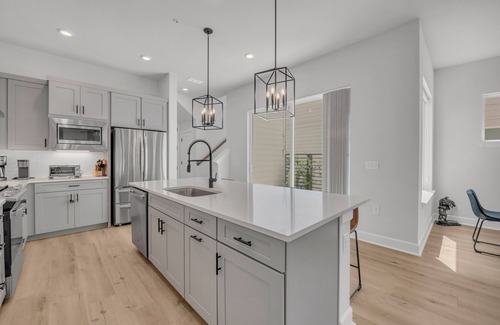 Mueller Casa | Modern 3 Bed/2.5 Bath Townhome in Trendy Mueller – Walk to Parks, Shops & Dining