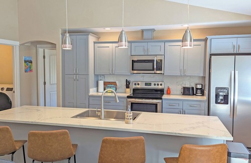 Oregon Water Wonderland Casa | Modern 3 Bed/2 Bath South of Sunriver with Hot Tub and A/C