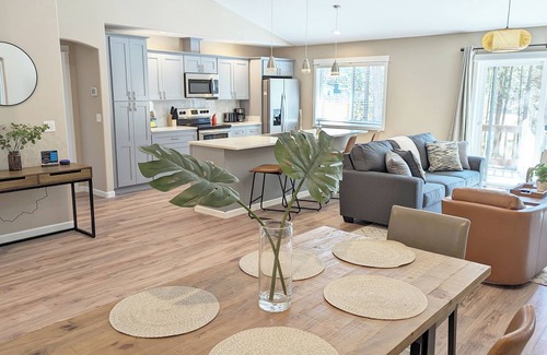Oregon Water Wonderland Casa | Modern 3 Bed/2 Bath South of Sunriver with Hot Tub and A/C