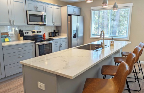 Oregon Water Wonderland Casa | Modern 3 Bed/2 Bath South of Sunriver with Hot Tub and A/C