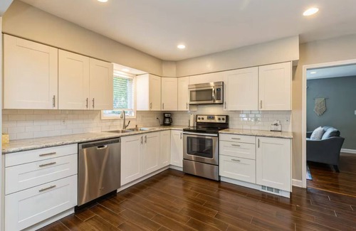 Des Moines Casa | Modern 3-Bed,2-Bath Retreat