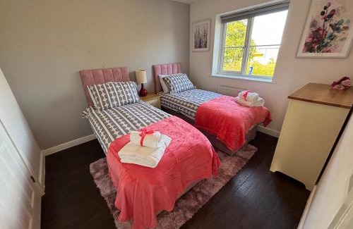 Basildon Apartamento | Modern 3-Bed 3-Bath Home - Quiet Road - Parking For 2 Cars - LMV Property