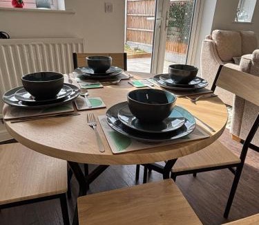 Basildon Apartamento | Modern 3-Bed 3-Bath Home - Quiet Road - Parking For 2 Cars - LMV Property