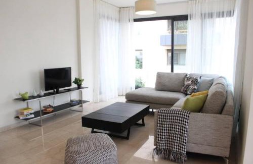 Beirut Apartamento | Modern 3 Bed 3 Bath Apt w Sea View