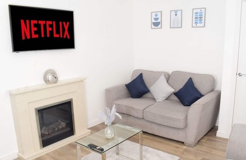 Bilston Casa | Modern 3 Bed House w/ Parking