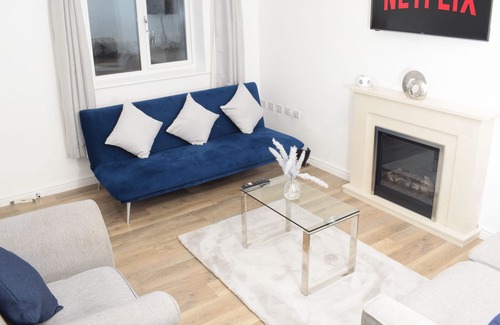 Bilston Casa | Modern 3 Bed House w/ Parking