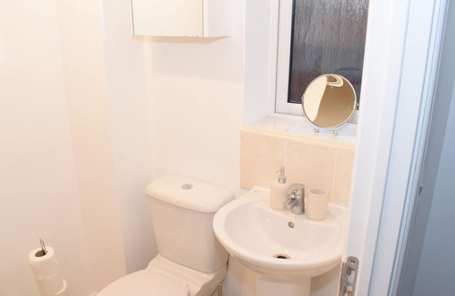 Bilston Casa | Modern 3 Bed House w/ Parking