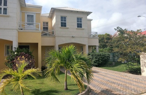 Atlantic Shores Casa | Modern 3 Bedroom Townhouse Close to the beach
