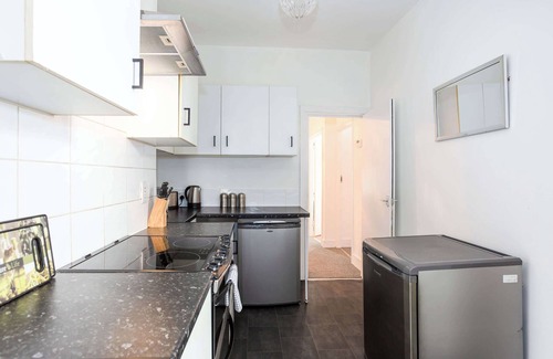 Southend-on-Sea Casa | Spacious 3 Bedroom Home with Parking in Southend