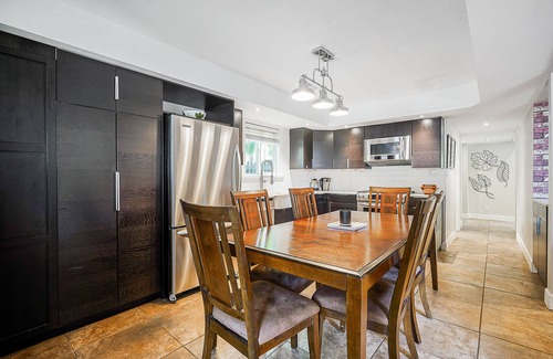 Upper Lonsdale Casa | Suite moderna de 3 dormitorios con patio con barbacoa.