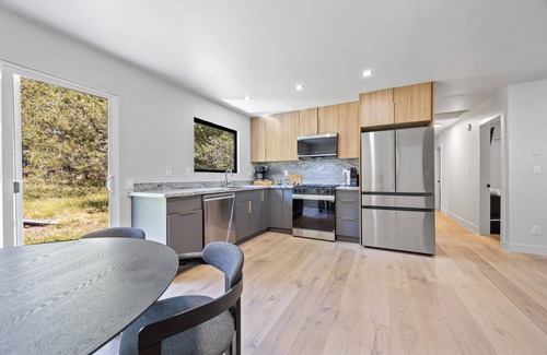 Mountain View Estates Casa | Modern 3-bedroom cabin in South Lake Tahoe