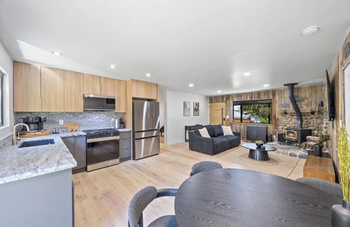 Mountain View Estates Casa | Modern 3-bedroom cabin in South Lake Tahoe
