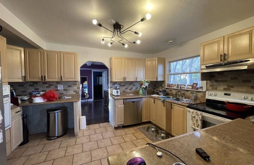 Elwood Casa | Modern 3 bedroom 2 bath cozy home with full basement