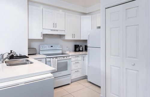 Shaughnessy Village Condominio | Modern 3-bedroom condo in downtown Montreal – Walk to shops & attractions!