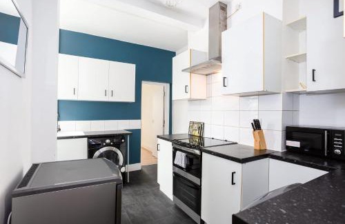 Southend-on-Sea Casa | Modern 3 Bedroom Home with Parking in Southend