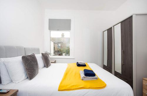 Southend-on-Sea Casa | Modern 3 Bedroom Home with Parking in Southend