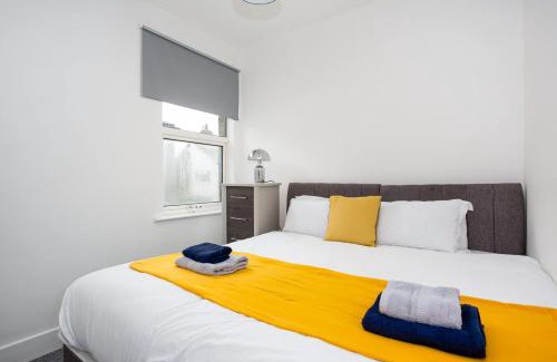 Southend-on-Sea Casa | Modern 3 Bedroom Home with Parking in Southend