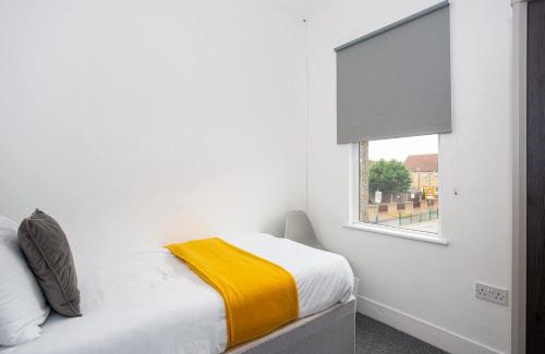 Southend-on-Sea Casa | Modern 3 Bedroom Home with Parking in Southend