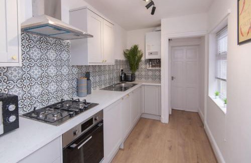 Rugby Casa | Modern 3 Bedroom Home in Central Rugby w Parking