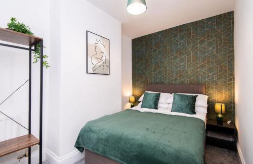 Rugby Casa | Modern 3 Bedroom Home in Central Rugby w Parking