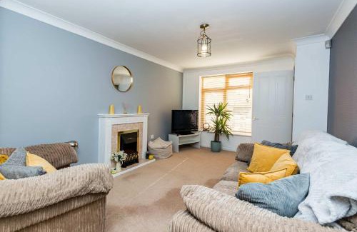 Swindon Casa | Modern 3 Bedroom Home in Swindon with Parking