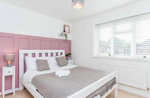Swindon Casa | Modern 3 Bedroom Home in Swindon with Parking