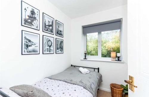 Swindon Casa | Modern 3 Bedroom Home in Swindon with Parking