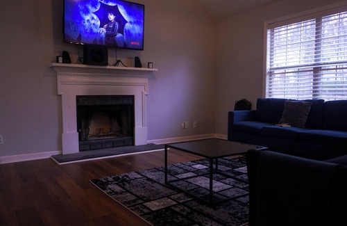 Auburn Casa | Modern 3 Bedroom Home w Theater Room & Laundry Area: Your Ultimate Comfort Zone