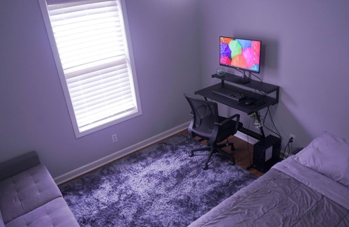 Auburn Casa | Modern 3 Bedroom Home w Theater Room & Laundry Area: Your Ultimate Comfort Zone