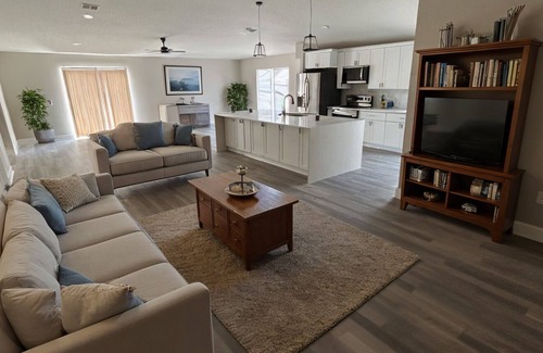 Gibsonton Casa | Modern 3-bedroom house with AC in Gibsonton, 5 minute walk to Kings Lake