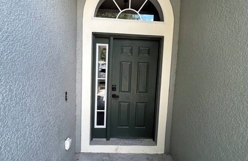 Gibsonton Casa | Modern 3-bedroom house with AC in Gibsonton, 5 minute walk to Kings Lake