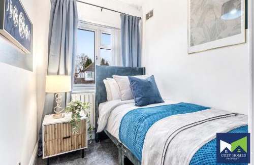 Hall Green Casa | Modern 3 Bedroom House with Ample Parking, Garden, Suitable for Families and Contractors, near Solihull, NEC, HS2
