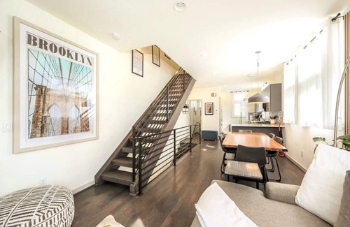 East Queen Anne Casa | Modern 3 Bedroom in Queen Anne with Rooftop + AC