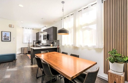 East Queen Anne Casa | Modern 3 Bedroom in Queen Anne with Rooftop + AC