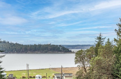 Marrowstone Cabina | Modern 3 Bedroom Sunset Cabin w/Beach Access