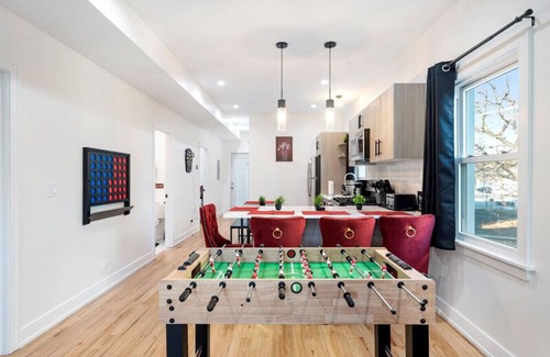 Pilsen Apartamento | Modern 3 BR Apt - 5 Mins to Downtown Sleeps 10